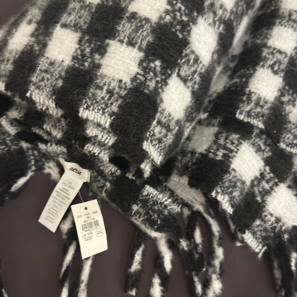 Aerie by American Eagle AE long plaid thick black and white scarf